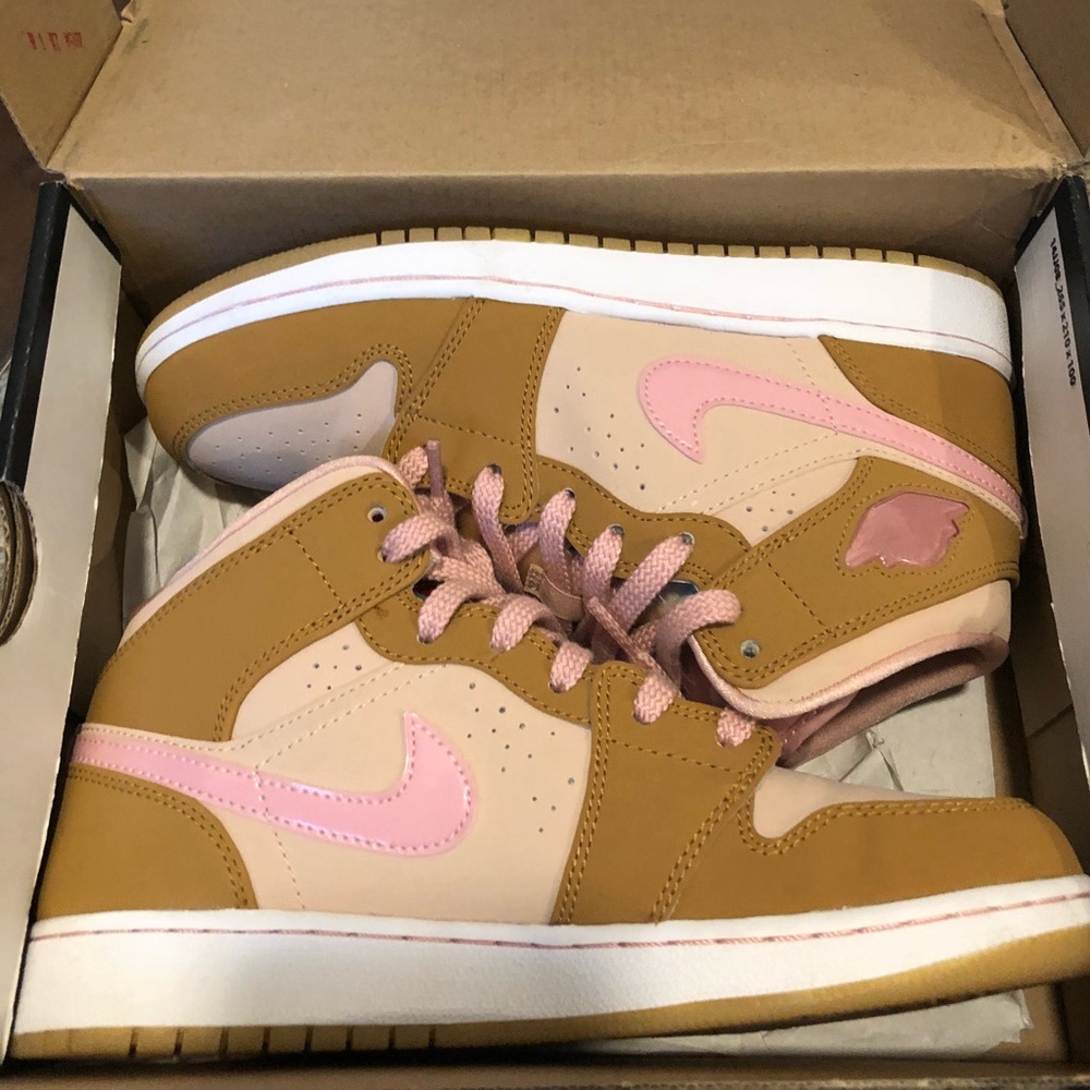 Lola bunny 1’s size 5Y - Air Jordan